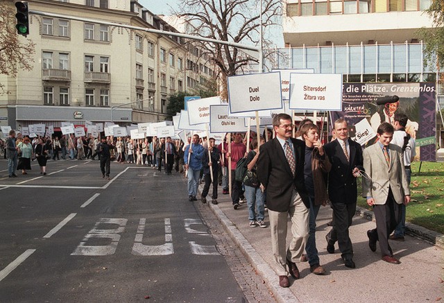Protestna akcija Slovencev ob 25. obletnici odstranitve krajevnih napisov na Koroškem, oktobra 1997