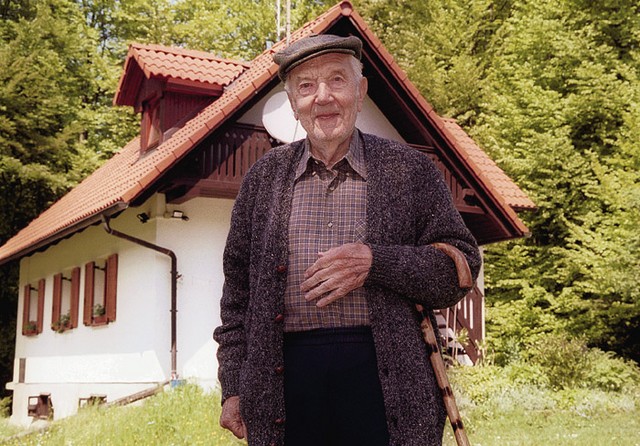 Lado Ambrožič Novljan, partizanski general, častni občan Nove Gorice iz leta 1983, ob predlogu, da bi postal še častni občan Ivančne Gorice in Ljubljane pa je prišlo do spora med levimi in desnimi mestnimi svetniki