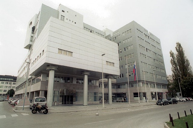 Nakup prostorov na Langusovi ulici 4 in Tržaški cesti 19 a: 2,8 milijarde tolarjev Nakup prostorov na Langusovi ulici 4 in Tržaški cesti 19 a: 2,8 milijarde tolarjev