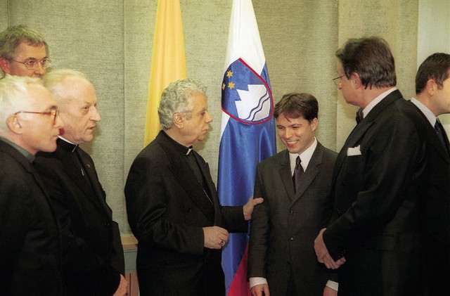 Topel stisk: Edmond Farhat, vatikanski nuncij in Matjaž Nahtigal, vodja slovenskih pogajalcev, po parafiranju sporazuma. Topel stisk: Edmond Farhat, vatikanski nuncij in Matjaž Nahtigal, vodja slovenskih pogajalcev, po parafiranju sporazuma.