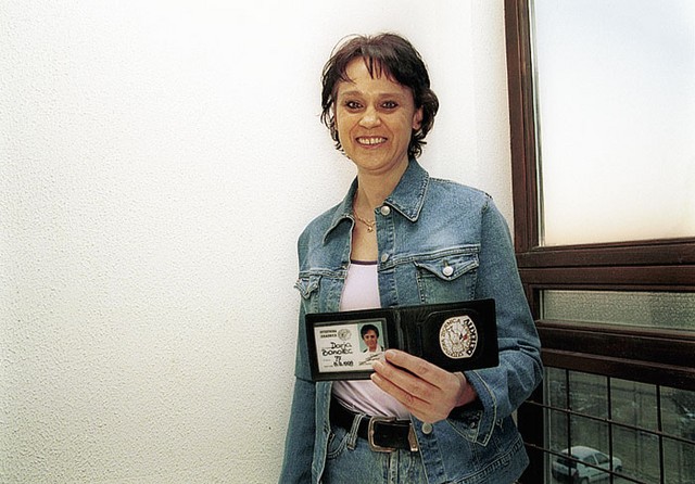 Detektivka in vzgojiteljica Darja Banovec z detektivsko značko. Detektivka in vzgojiteljica Darja Banovec z detektivsko značko.