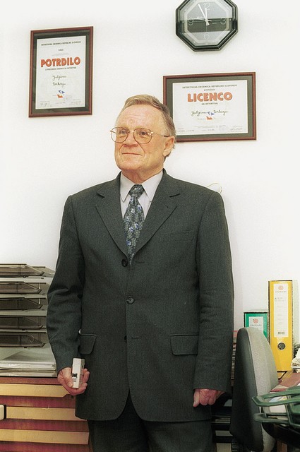 Fotoaparat, ki je nameščen v škatlici od cigaret, je nepogrešljiv pripomoček pri zbiranju obremenjevalnega gradiva pri delu vsakega detektiva. Fotoaparat, ki je nameščen v škatlici od cigaret, je nepogrešljiv pripomoček pri zbiranju obremenjevalnega gradiva pri delu vsakega detektiva.