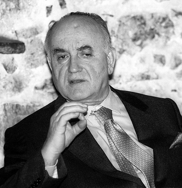 Miloš Kovačič - predsednik uprave Krke, častni predsednik KK Olimpija, član častne lože KK Krka, do leta 2001 član nadzornih svetov Telekoma in NLB Miloš Kovačič - predsednik uprave Krke, častni predsednik KK Olimpija, član častne lože KK Krka, do leta 2001 član nadzornih svetov Telekoma in NLB