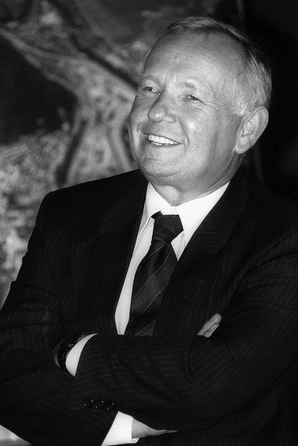 Janez Bohorič - predsednik uprave Save, član nadzornih svetov Merkurja in Mercatorja, včasih podpredsednik slovenskega Izvršnega sveta (1984-1990) Janez Bohorič - predsednik uprave Save, član nadzornih svetov Merkurja in Mercatorja, včasih podpredsednik slovenskega Izvršnega sveta (1984-1990)