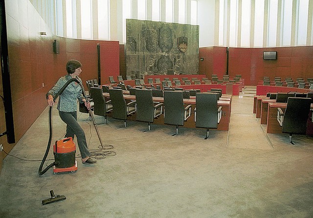 Predsednik državnega zbora zasluži bruto 1.176.651 tolarjev, ena izmed snažilk v državnem zboru pa dobi 105.282 bruto mesečne plače. Predsednik državnega zbora zasluži bruto 1.176.651 tolarjev, ena izmed snažilk v državnem zboru pa dobi 105.282 bruto mesečne plače.