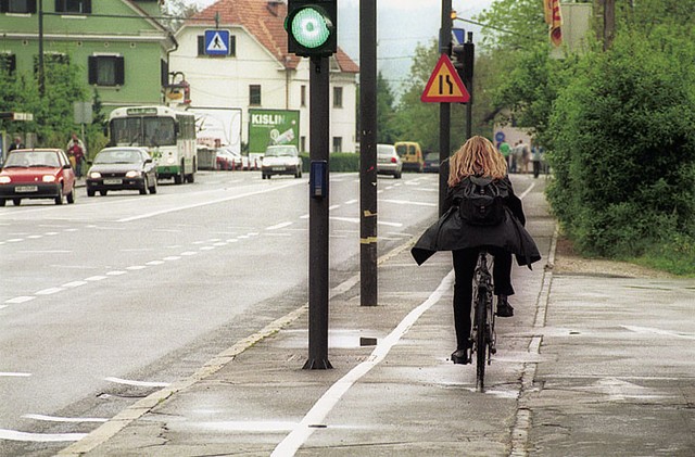 Kolesarska steza na Ježici je narisana kar 'skozi' drogove za signalizacijo in razsvetljavo. Spet enaka filozofija: kolesar se bo že znašel. Da ne bo pomote - kolesarka na fotografiji se vozi po površini za pešce, kolesarska steza je na njeni levi! Kolesarska steza na Ježici je narisana kar 'skozi' drogove za signalizacijo in razsvetljavo. Spet enaka filozofija: kolesar se bo že znašel. Da ne bo pomote - kolesarka na fotografiji se vozi po površini za pešce, kolesarska steza je na njeni levi!