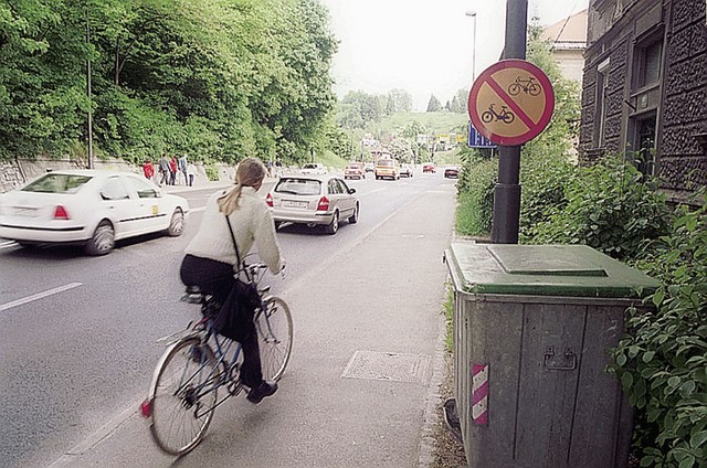 Tako kakor po presenetljivo številnih ulicah v središču Ljubljane, je vožnja kolesarjem prepovedana tudi po Karlovški cesti. Posebnost Karlovške je, da se nekaj deset metrov naprej od znaka na fotografiji pojavi prava pravcata kolesarska steza. Nikjer ni nobenega znaka, da prepoved vožnje za kolesarje ne velja več, prav tako ni jasno, kako naj bi kolesar sploh prišel do tja. Tako kakor po presenetljivo številnih ulicah v središču Ljubljane, je vožnja kolesarjem prepovedana tudi po Karlovški cesti. Posebnost Karlovške je, da se nekaj deset metrov naprej od znaka na fotografiji pojavi prava pravcata kolesarska steza. Nikjer ni nobenega znaka, da prepoved vožnje za kolesarje ne velja več, prav tako ni jasno, kako naj bi kolesar sploh prišel do tja.