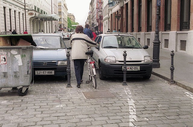 Miklošičeva cesta je na enem koncu s količki zaprta za motorni promet, marsikateri voznik pa količke razume kot oznako za parkirno mesto. Miklošičeva cesta je na enem koncu s količki zaprta za motorni promet, marsikateri voznik pa količke razume kot oznako za parkirno mesto.