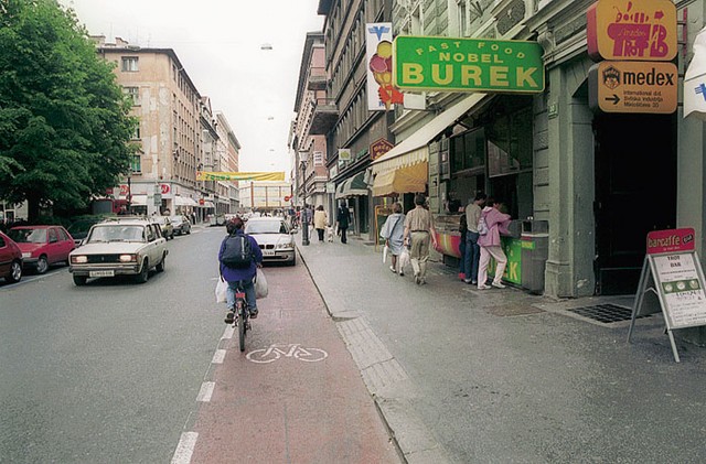 Kolesarski pas na Miklošičevi cesti ima več točk, na katerih avtomobilisti redno ustavljajo avtomobile, da 'skočijo' na burek (na sliki), po zdravila v dežurno lekarno ali še kam. Kolesar, ki mora voziti mimo parkiranega avta, se izpostavlja nevarnosti nasproti vozečega motornega prometa. Kolesarski pas na Miklošičevi cesti ima več točk, na katerih avtomobilisti redno ustavljajo avtomobile, da 'skočijo' na burek (na sliki), po zdravila v dežurno lekarno ali še kam. Kolesar, ki mora voziti mimo parkiranega avta, se izpostavlja nevarnosti nasproti vozečega motornega prometa.