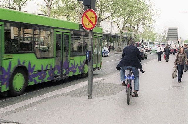 Železniška postaja v Ljubljani je z vseh strani nedosegljiva s kolesom. Ker je cestišče ozko, se je mestna uprava enostavno odločila, da kolesarjem prepove vožnjo. Železniška postaja v Ljubljani je z vseh strani nedosegljiva s kolesom. Ker je cestišče ozko, se je mestna uprava enostavno odločila, da kolesarjem prepove vožnjo.