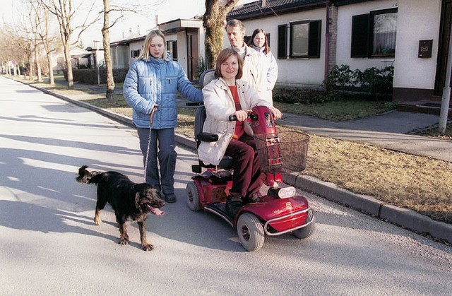 Sonja Skubic, ki ima cerebralno paralizo, na sprehodu z družino. Sonja Skubic, ki ima cerebralno paralizo, na sprehodu z družino.