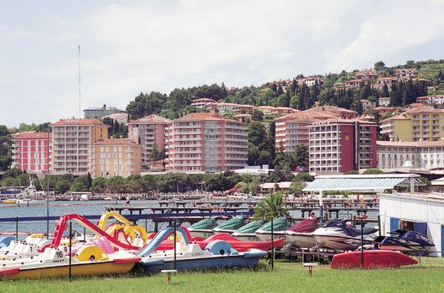 Na slabih 46 kilometrih slovenske obale je kar okoli 50 ograjenih plaž. Takšna ureditev je v nasprotju z novim zakonom o vodah, po katerem bo moral biti za vse možen dostop do morja oziroma vodnega zemljišča kot javnega dobrega. Na slabih 46 kilometrih slovenske obale je kar okoli 50 ograjenih plaž. Takšna ureditev je v nasprotju z novim zakonom o vodah, po katerem bo moral biti za vse možen dostop do morja oziroma vodnega zemljišča kot javnega dobrega.