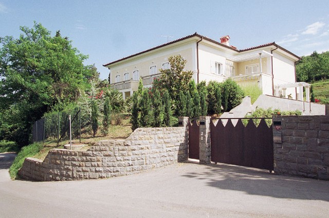 Na začetku polotoka Seča si je počitniški dom uredila Zavarovalnica Triglav. V obnovljeno vilo ne zahajajo navadni delavci, ampak vodstvo zavarovalnice na čelu z <B title=