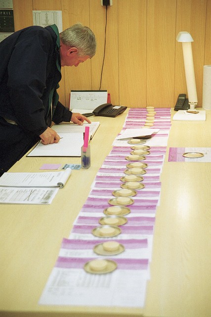 Identifikacijska šamotna ploščica z osebno številko, ki gre s truplom v peč Identifikacijska šamotna ploščica z osebno številko, ki gre s truplom v peč