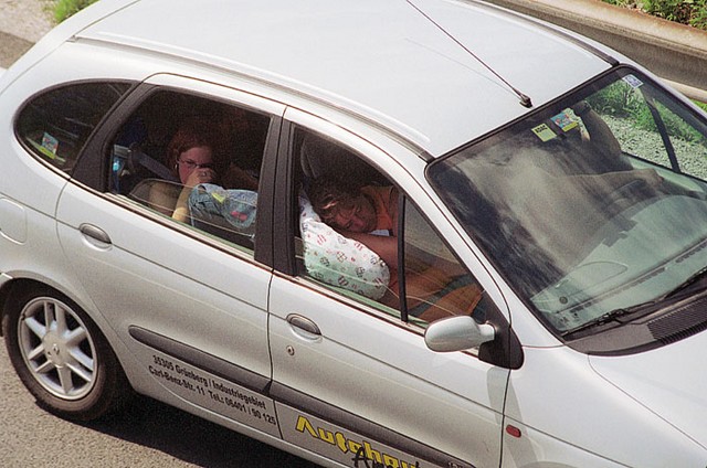 Dolgotrajno in vroče čakanje lahko hitro uspava od počitnic utrujenega turista. Dolgotrajno in vroče čakanje lahko hitro uspava od počitnic utrujenega turista.