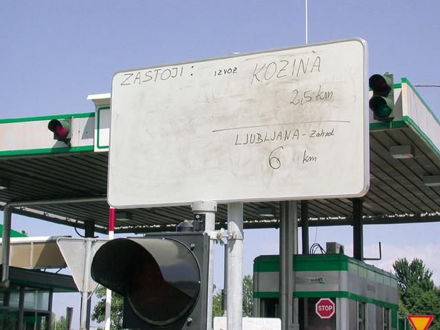 Na cestninskih postajah obstajajo informativne table, na katere Darsovi uslužbenci z majhnimi črkami pišejo predvidene čakalne dobe. Večkrat nečitljivo in nejasno. Na cestninskih postajah obstajajo informativne table, na katere Darsovi uslužbenci z majhnimi črkami pišejo predvidene čakalne dobe. Večkrat nečitljivo in nejasno.