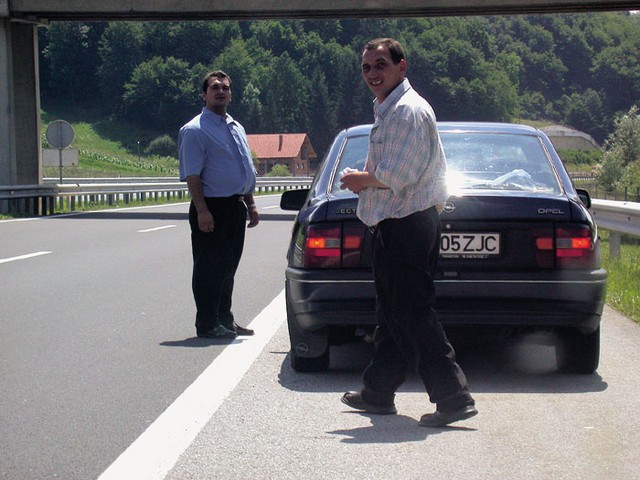 Na avtocestah pa ne teče le promet, poleg tega, da na njih izgubljene lisice in zajčki tu in tam zajadrajo smrti v objem, se včasih tam tudi trguje. Recimo s cenenim nakitom. Na avtocestah pa ne teče le promet, poleg tega, da na njih izgubljene lisice in zajčki tu in tam zajadrajo smrti v objem, se včasih tam tudi trguje. Recimo s cenenim nakitom.