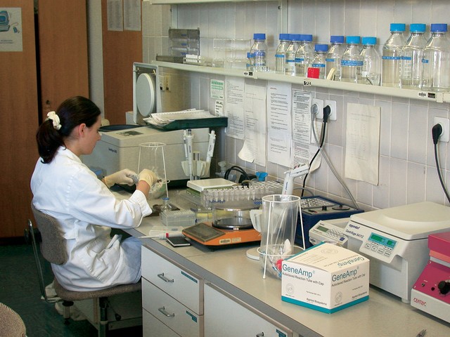 Laboratorij za raziskave DNK; obiskovalec naj raje ne diha Laboratorij za raziskave DNK; obiskovalec naj raje ne diha