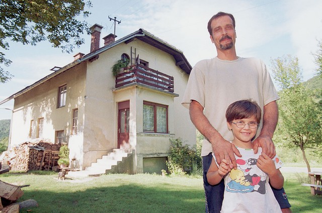 Damijan Hrvat, kandidat za romskega občinskega svetnika, pred svojo hišo v Srednji vasi Damijan Hrvat, kandidat za romskega občinskega svetnika, pred svojo hišo v Srednji vasi