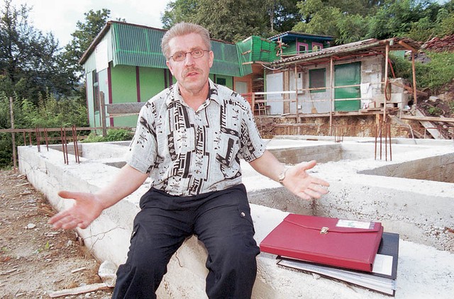 Ibro Husić, predstavnik trboveljskega odbora islamske skupnosti pred 'džamijo'
