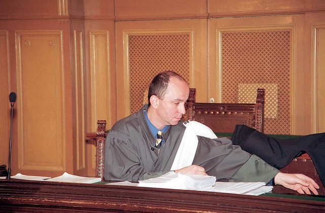 Gorazd Fišer - Gorazd Fišer, ljubljanski tožilec, je svojo zunajzakonsko partnerico vzel v službo, čeprav ni imela zahtevane izobrazbe, in ji pozneje še pomagal pri napredovanju na delovno mesto, za katerega potrebne izobrazbe zopet ni imela. Gorazd Fišer - Gorazd Fišer, ljubljanski tožilec, je svojo zunajzakonsko partnerico vzel v službo, čeprav ni imela zahtevane izobrazbe, in ji pozneje še pomagal pri napredovanju na delovno mesto, za katerega potrebne izobrazbe zopet ni imela.