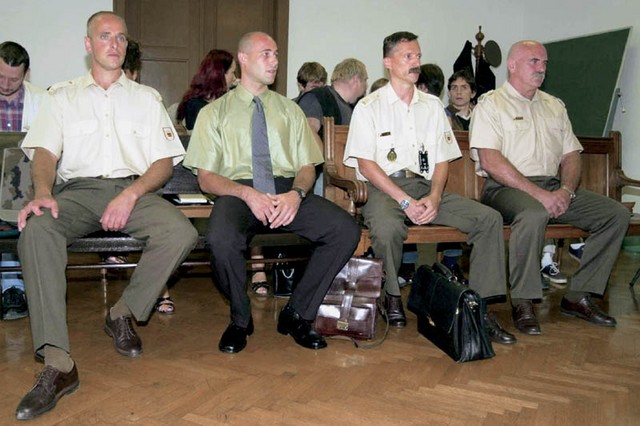 Četverica vojaških pretepačev na sodišču: Robert Suhadolnik, Darko Njavro, Simon Krejan in Andrej Podbregar