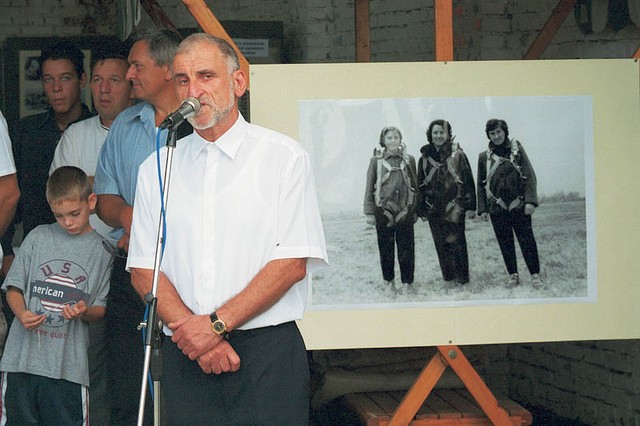 Župan Ajdovščine Marjan Poljšak ob sliki iz leta 1957 - prvi skok prvih slovenskih padalk Župan Ajdovščine Marjan Poljšak ob sliki iz leta 1957 - prvi skok prvih slovenskih padalk