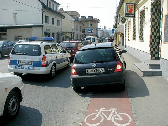 Vzrok: Napačno parkirano vozilo in brezbrižna policija Vzrok: Napačno parkirano vozilo in brezbrižna policija