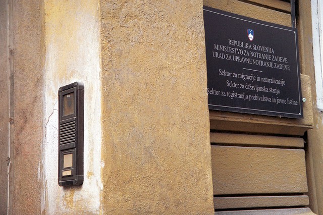 Kafkov grad: vstop čakajočim dovoljen samo do vratarnice, od koder se lahko samo po telefonu pozanimajo koliko let bo še treba čakati Kafkov grad: vstop čakajočim dovoljen samo do vratarnice, od koder se lahko samo po telefonu pozanimajo koliko let bo še treba čakati
