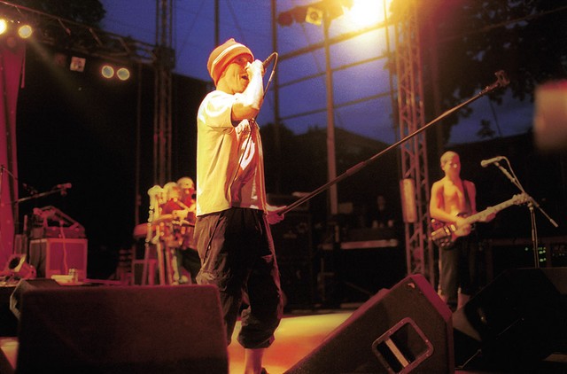 Manu chao v Križankah, naslednji dan pa je obiskal begunski center na Viču Manu chao v Križankah, naslednji dan pa je obiskal begunski center na Viču
