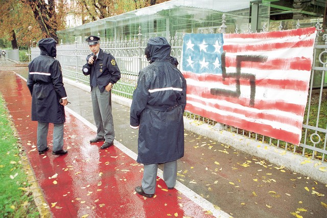 Umetniška akcija pred ameriškim veleposlaništvom, zaradi katere je naš fotograf, ki je artefakt posnel, na svoji koži občutil preiskovalno vnemo policije Umetniška akcija pred ameriškim veleposlaništvom, zaradi katere je naš fotograf, ki je artefakt posnel, na svoji koži občutil preiskovalno vnemo policije