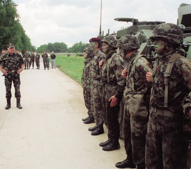 Jezični brigadir: Ladislav Lipič pred svojimi številkami Jezični brigadir: Ladislav Lipič pred svojimi številkami