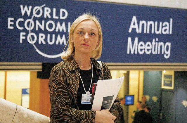 Težko je biti prerok v domovini: odstavljena direktorica vladnega urada za informiranje dr. Alja Brglez je v Davosu prejela naziv Global Leader for Tomorrow Težko je biti prerok v domovini: odstavljena direktorica vladnega urada za informiranje dr. Alja Brglez je v Davosu prejela naziv Global Leader for Tomorrow
