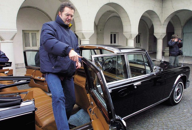 Eden od novinarjev izstopa iz vozila Mercedes 600 - Pullman Eden od novinarjev izstopa iz vozila Mercedes 600 - Pullman