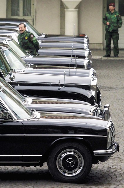 Predstavitev avtomobilov, pripravljenih za dražbo. Prva dva sta najdražja, gre za vozili znamke Mercedes 600 - Pullman, sledijo Rolls-Royce - Fantom 5 in druga Mercedesova vozila Predstavitev avtomobilov, pripravljenih za dražbo. Prva dva sta najdražja, gre za vozili znamke Mercedes 600 - Pullman, sledijo Rolls-Royce - Fantom 5 in druga Mercedesova vozila