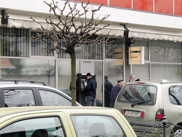 ... zaradi zasebnega posla na bankomatu ... zaradi zasebnega posla na bankomatu