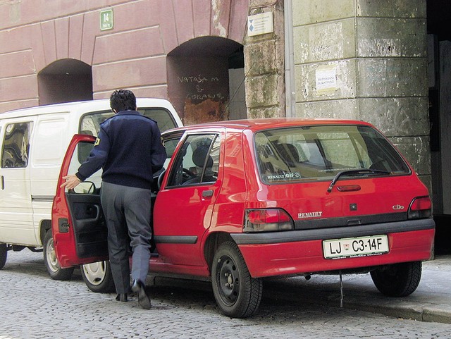 Ne, seveda ne. Saj je njen! Ne, seveda ne. Saj je njen!