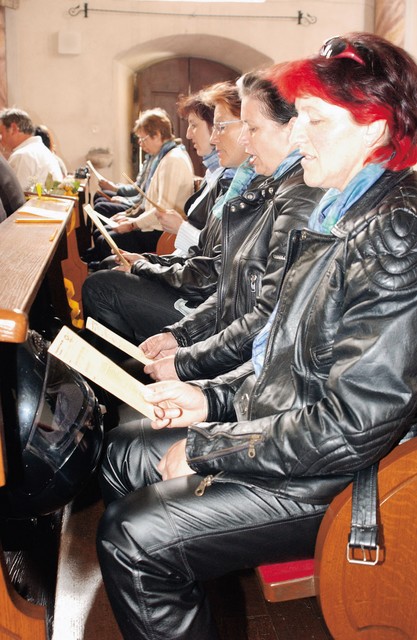 Svete pesmi pojemo in boga molimo Svete pesmi pojemo in boga molimo