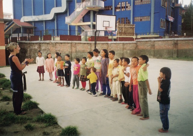 Ana Rozman z otroci v Nepalu Ana Rozman z otroci v Nepalu