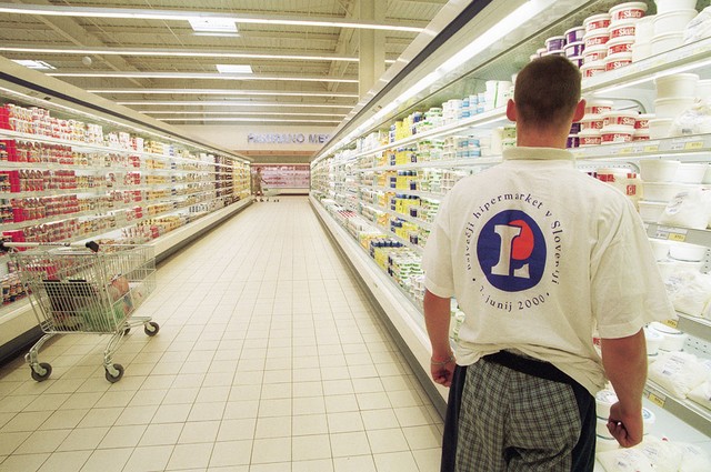 Zmrzovalna avenija velikih trgovin. Temperatura: od 18 do 20 stopinj Zmrzovalna avenija velikih trgovin. Temperatura: od 18 do 20 stopinj