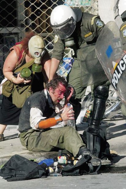 Molotovke so bile v črnem Molotovke so bile v črnem