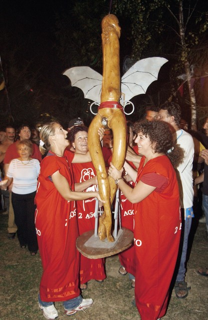 Nosačice totema ( il grande cazzo) na njegovi zadnji poti do templja Nosačice totema ( il grande cazzo) na njegovi zadnji poti do templja