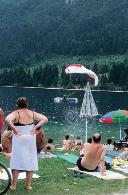 Pri zadnjem poletu so tekmovalci za dodatne bonus točke morali pristati na 3 x 3 metre velikem splavu na jezeru, nedaleč od obale. Za več kot polovico je namesto suhih gat odmevalo: ”V jezeru pod Triglavom padalec plava sem ter tja ...” Navdušeni množici je zastajal dih, ljudje so pozabili na plavanje in ploskajoča plaža je nagradila prav vsakega pilota. Pri zadnjem poletu so tekmovalci za dodatne bonus točke morali pristati na 3 x 3 metre velikem splavu na jezeru, nedaleč od obale. Za več kot polovico je namesto suhih gat odmevalo: ”V jezeru pod Triglavom padalec plava sem ter tja ...” Navdušeni množici je zastajal dih, ljudje so pozabili na plavanje in ploskajoča plaža je nagradila prav vsakega pilota.