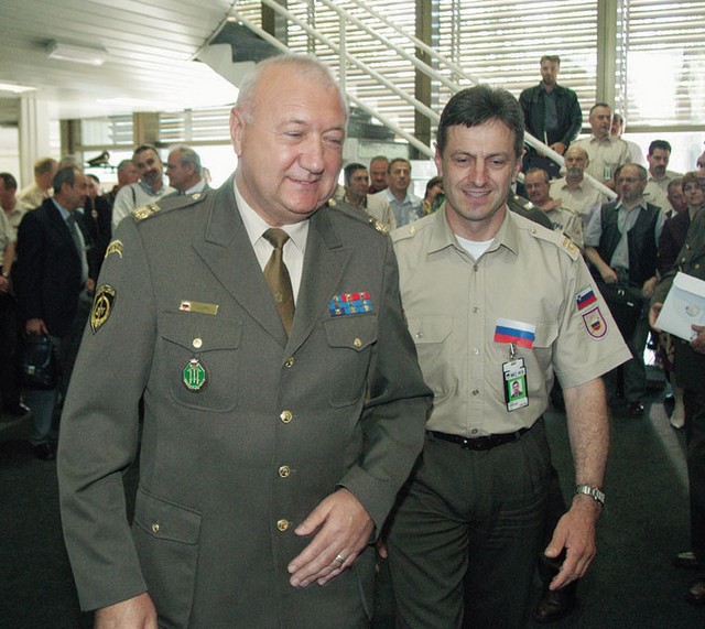 Načelnik generalštaba in njegov svetovalec: Ladislav Lipič in Tone Krkovič, ki je vedno tam, kjer je dim Načelnik generalštaba in njegov svetovalec: Ladislav Lipič in Tone Krkovič, ki je vedno tam, kjer je dim