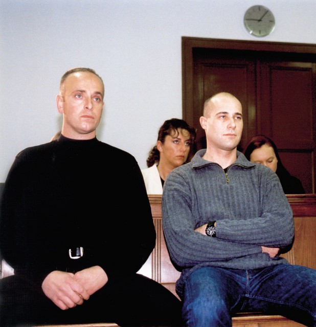 Spet v akciji: Robert Suhadolnik (takrat zaposlen v postojnski vojašnici) in Darko Njavro, znanca iz depale vasi. Spet v akciji: Robert Suhadolnik (takrat zaposlen v postojnski vojašnici) in Darko Njavro, znanca iz depale vasi.