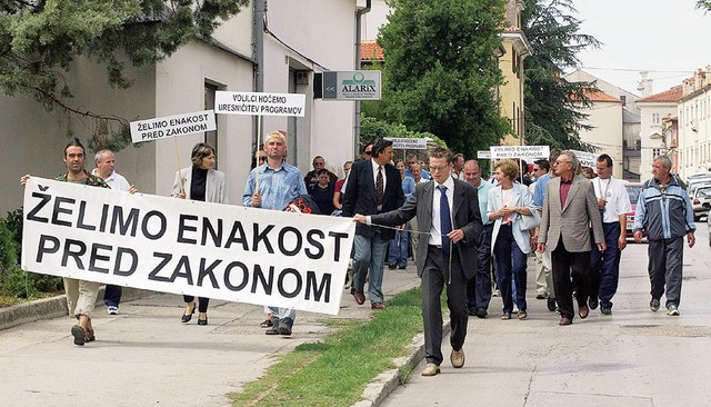 Protestni marš Popovičevih pristašev od Titovega trga do zapora Protestni marš Popovičevih pristašev od Titovega trga do zapora