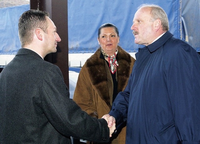 Zamera policiji: Boris Popovič in Emil Čebokli, načelnim UNK Koper (v sredini Vojka Štular, županja Pirana) Zamera policiji: Boris Popovič in Emil Čebokli, načelnim UNK Koper (v sredini Vojka Štular, županja Pirana)