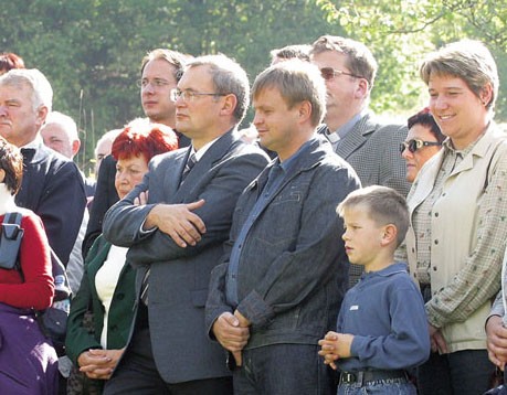 Prvi policist v prvi vrsti zadovoljno opazuje obred. Prvi policist v prvi vrsti zadovoljno opazuje obred.