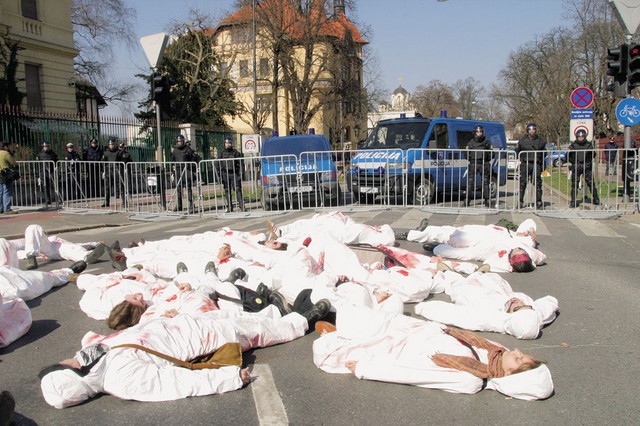 Mirovna manifestacija proti vojni v Iraku pred nedostopnim ameriškim veleposlaništvom, letos spomladi Mirovna manifestacija proti vojni v Iraku pred nedostopnim ameriškim veleposlaništvom, letos spomladi