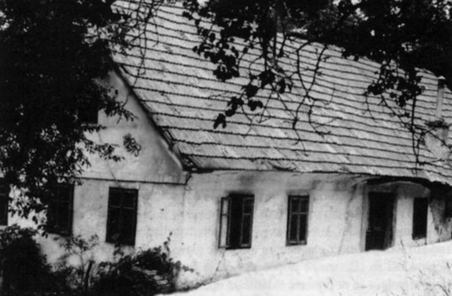 Šuštarjeva hiša v vasi sela pri Pancah, kjer so četniki predali zaveznike Nemcem Šuštarjeva hiša v vasi sela pri Pancah, kjer so četniki predali zaveznike Nemcem